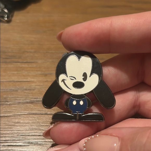 Oswald the Lucky Rabbit Trading  Pin - Picture 6 of 6